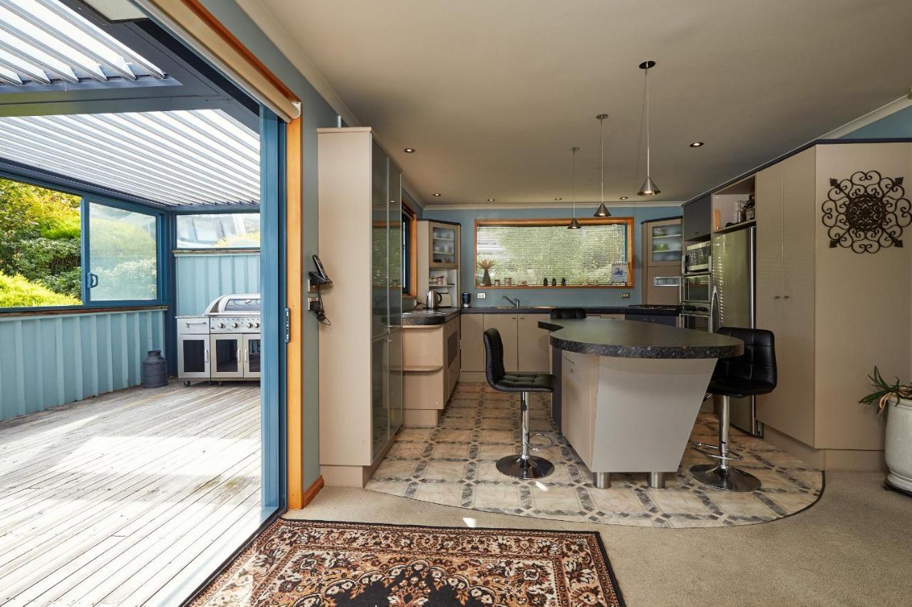 Akaroa Holiday Home Spacious And Quite With Stunning Harbour Views And Close To Town Eksteriør billede