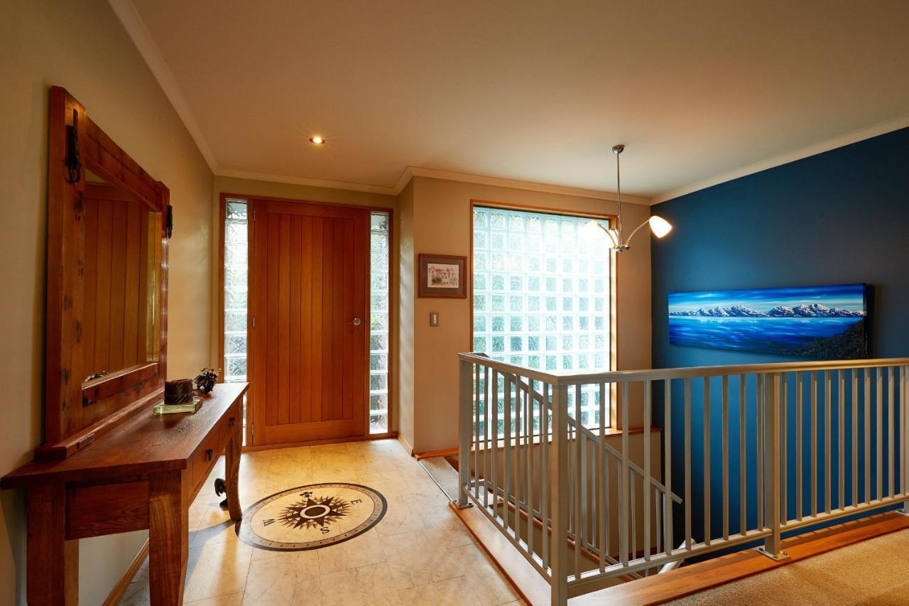 Akaroa Holiday Home Spacious And Quite With Stunning Harbour Views And Close To Town Eksteriør billede