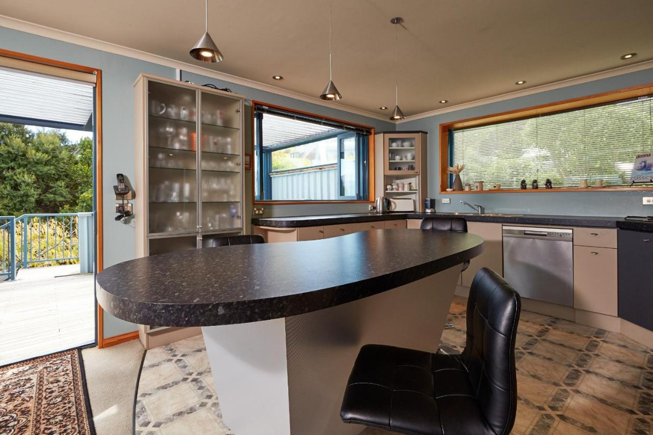 Akaroa Holiday Home Spacious And Quite With Stunning Harbour Views And Close To Town Eksteriør billede